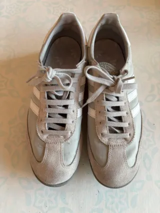 Zapatillas Adidas grises y blancas poco uso