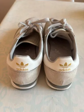 Zapatillas Adidas grises y blancas poco uso