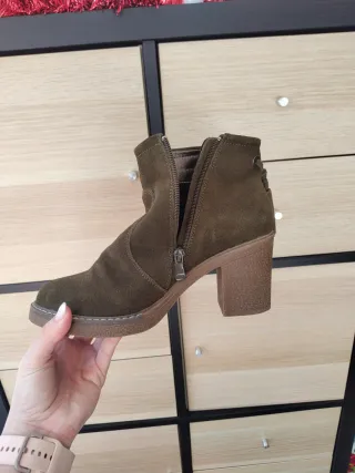 Botín de piel verde con flecos