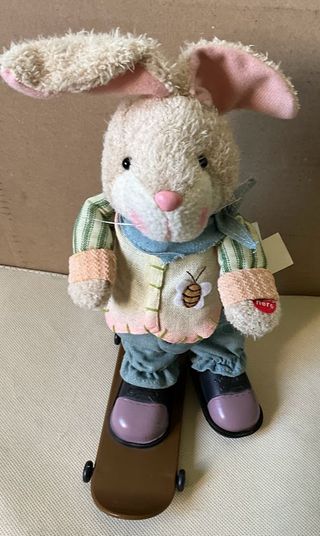 Coniglietto peluche su skateboard musicale