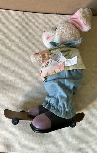 Coniglietto peluche su skateboard musicale