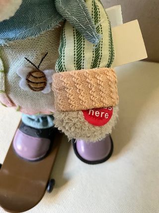 Coniglietto peluche su skateboard musicale