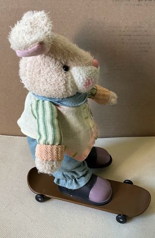 Coniglietto peluche su skateboard musicale