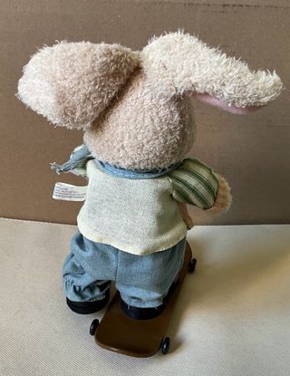 Coniglietto peluche su skateboard musicale