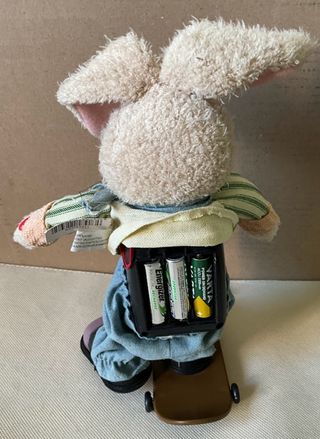 Coniglietto peluche su skateboard musicale