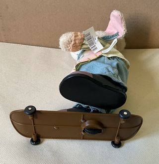 Coniglietto peluche su skateboard musicale