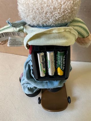 Coniglietto peluche su skateboard musicale