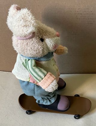 Coniglietto peluche su skateboard musicale