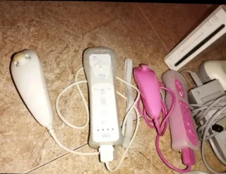 Nintendo Wii con mandos y juegos
