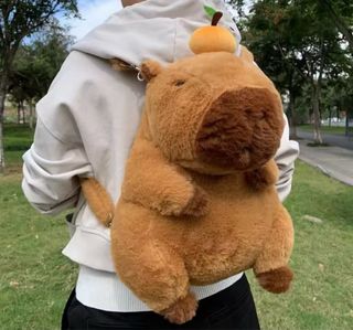 Mochila Capibara Peluche 33cm