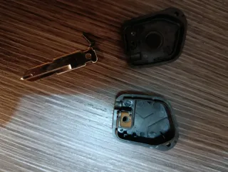 Llave de coche en blanco