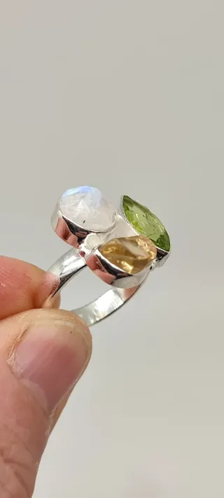 Anillo de plata multipiedras.