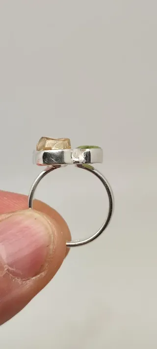 Anillo de plata multipiedras.