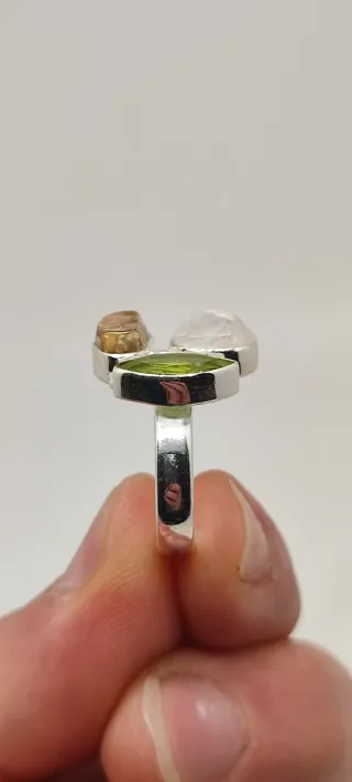 Anillo de plata multipiedras.