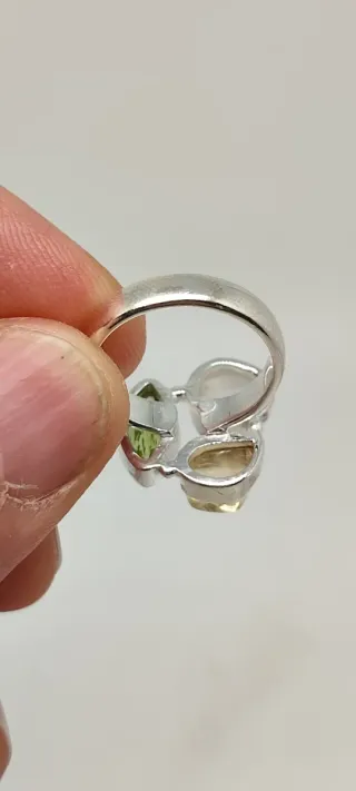 Anillo de plata multipiedras.