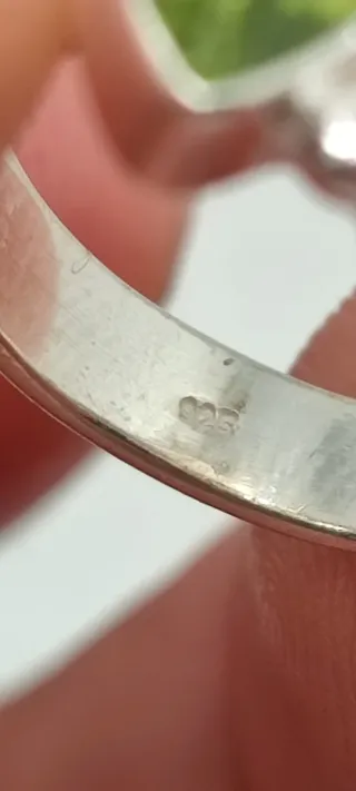 Anillo de plata multipiedras.