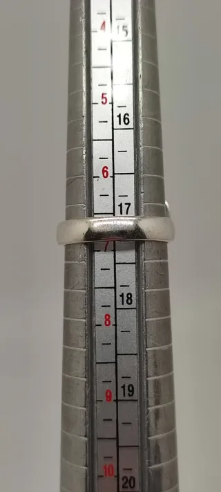 Anillo de plata multipiedras.