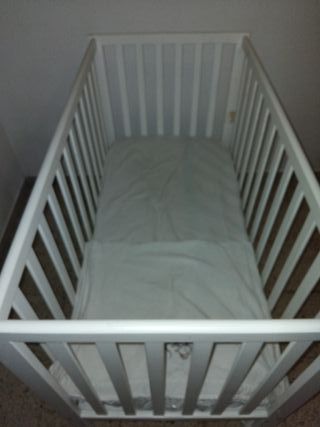 Cuna grande madera blanca con colchón.