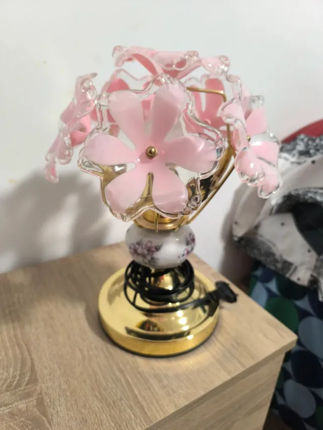 Lámpara de mesa flores rosa y dorada