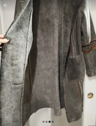 Chaqueta gris con detalles étnicos