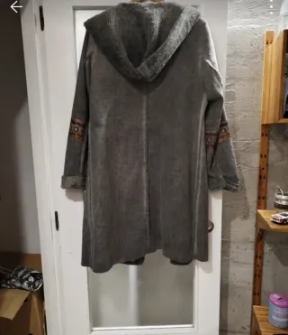 Chaqueta gris con detalles étnicos
