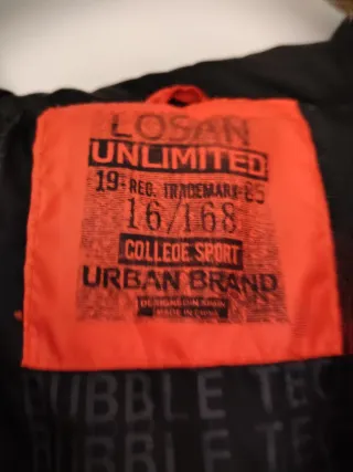 Chaqueta naranja y negra acolchada