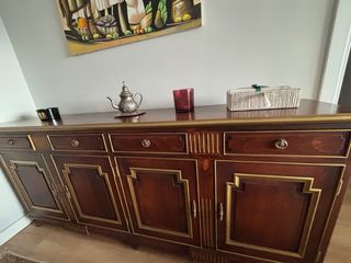 Aparador de madera con detalles dorados