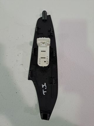 MANDO ELEVALUNAS TRASERO IZQUIERDO MAZDA 3 LIM. ()