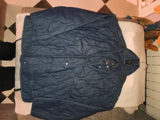 Chaqueta acolchada Stradivarius azul