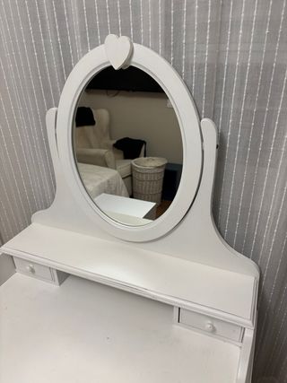 Tocador blanco con espejo y cajones