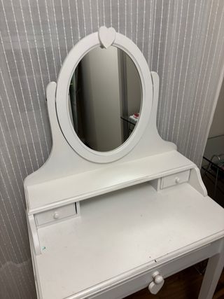 Tocador blanco con espejo y cajones