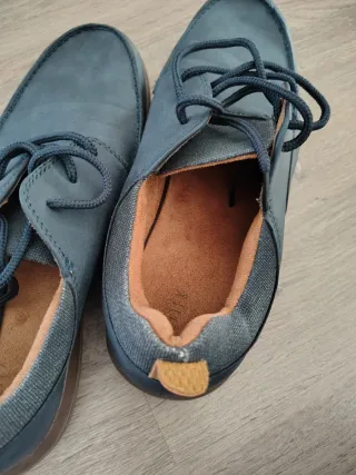 Zapatos casuales azules y marrones