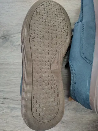 Zapatos casuales azules y marrones