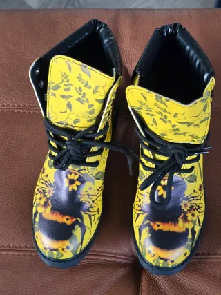 Botas estilo Martins amarillas estampadas