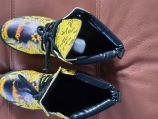 Botas estilo Martins amarillas estampadas