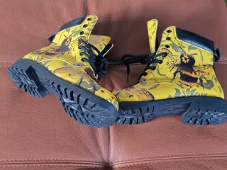 Botas estilo Martins amarillas estampadas