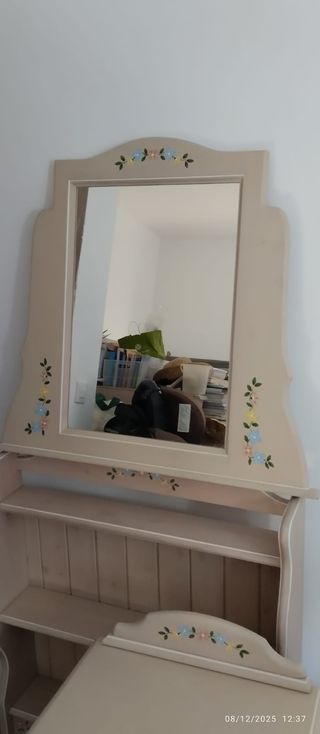 Precioso dormitorio pintada a mano estilo infantil
