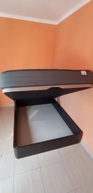 Canapés,colchones,cabezales,mesitas,base