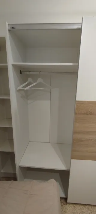 Armario corredero blanco con motivo madera roble