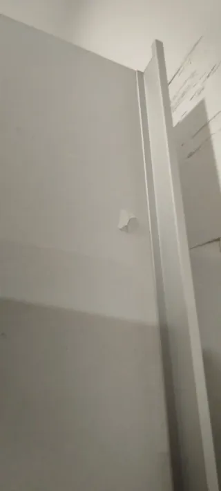 Armario corredero blanco con motivo madera roble