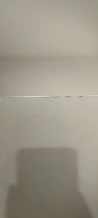 Armario corredero blanco con motivo madera roble