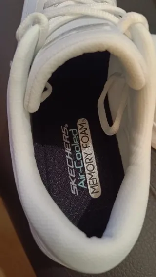 Zapatillas Skechers Air-Cooled Memory Foam Blancas