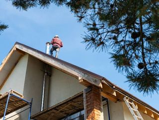 Servicio preventivo de deshollinado de chimeneas.