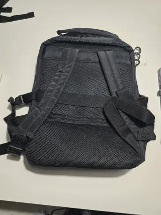 Mochila negra acolchada