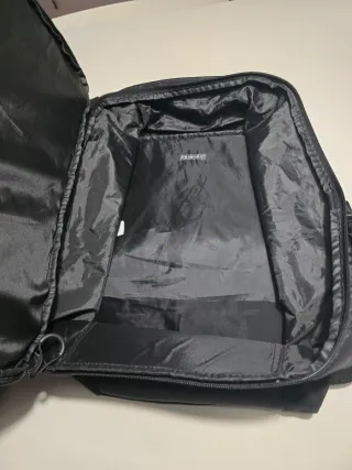 Mochila negra acolchada