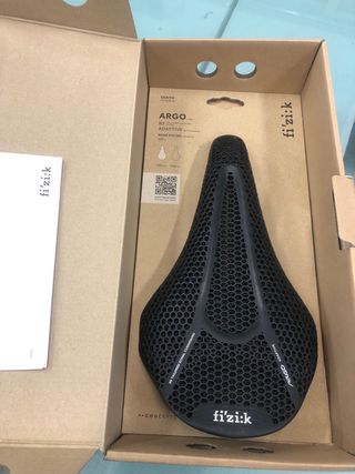 Sillín Fizik Argo R3 Adaptive 140mm sillin 3D