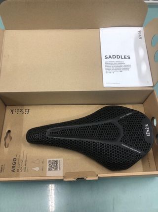 Sillín Fizik Argo R3 Adaptive 140mm sillin 3D