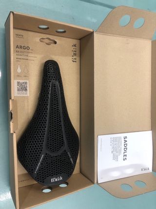 Sillín Fizik Argo R3 Adaptive 140mm sillin 3D