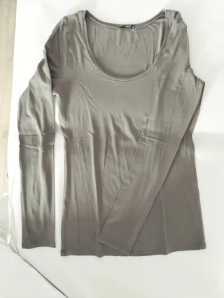 Camiseta verde manga larga cuello redondo