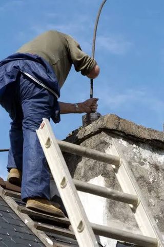 Servicio de limpieza chimeneas profesional.